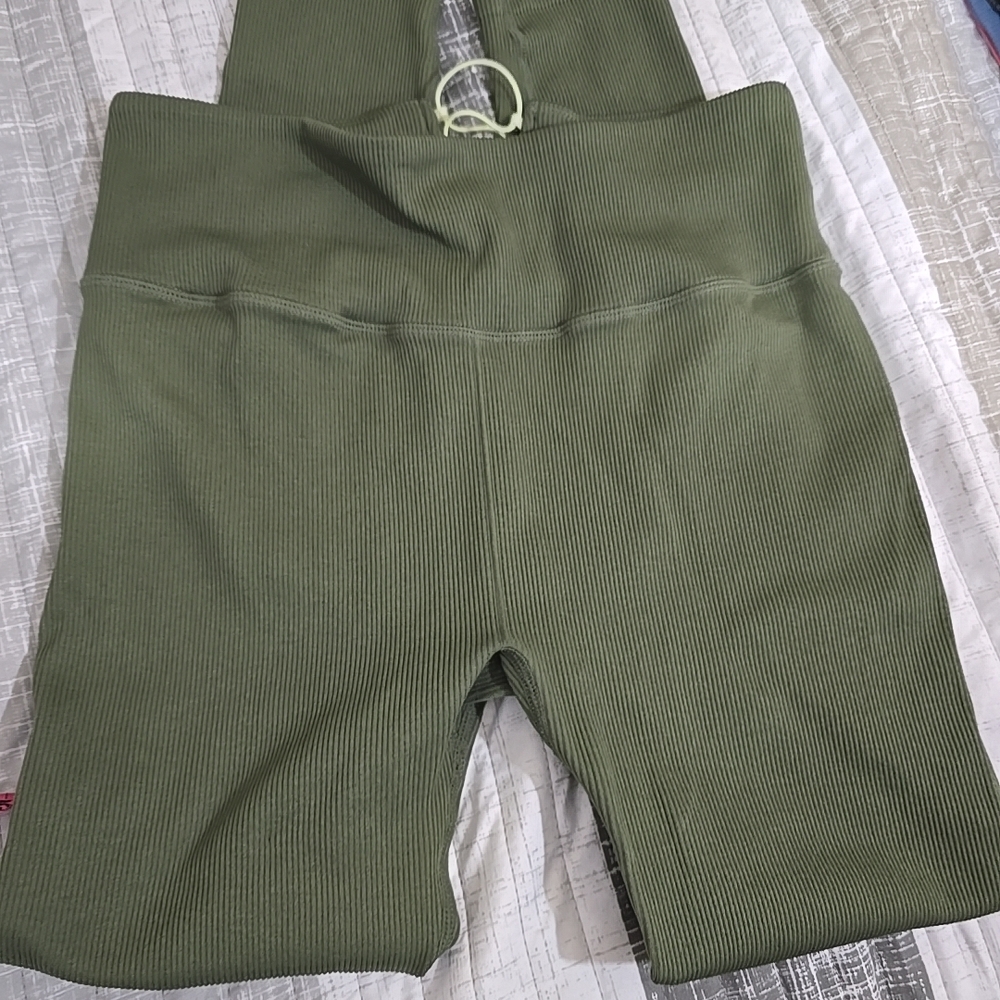 Fabletics SZ LARGE‎ Ribbed Olive Green Leggings